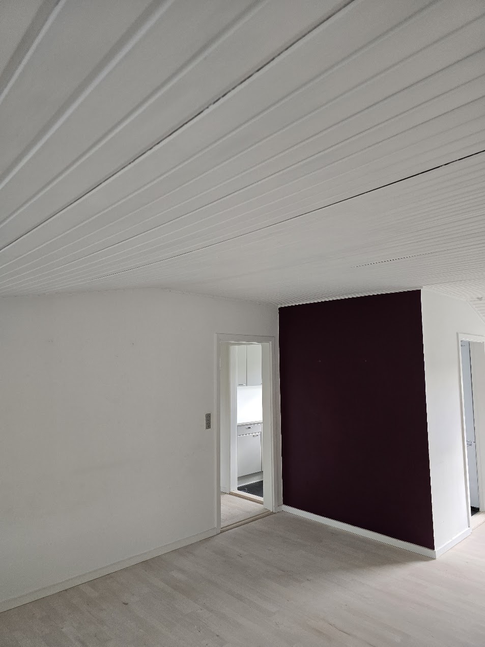 Efter sprøjtemaling af træloft – ensartet hvid finish